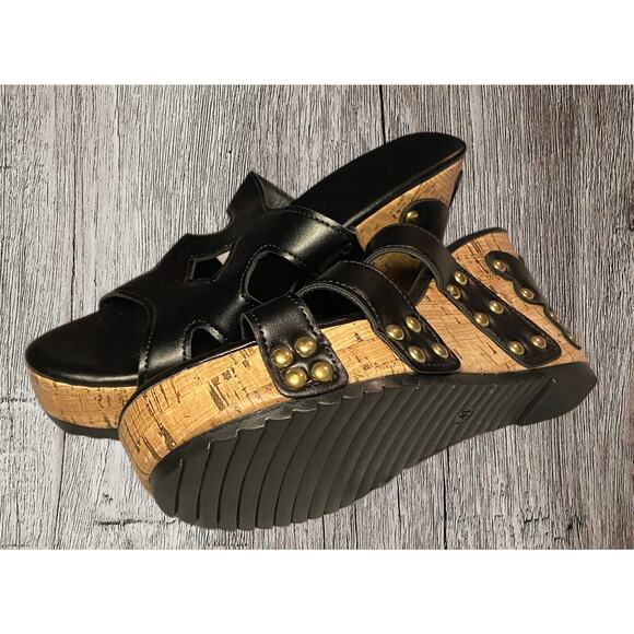 Black wedge heels with beautiful‎ gold stud detail. Size 8 - Picture 4 of 5